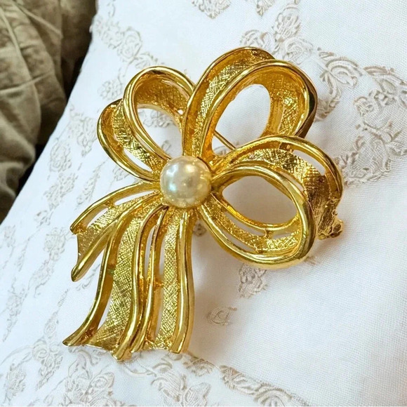 Napier Jewelry - Napier | Vintage Glass Pearl Lovers’ Knot Bow Pin Brooch